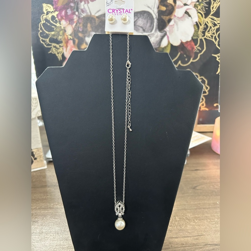 NWT necklace and earrings set